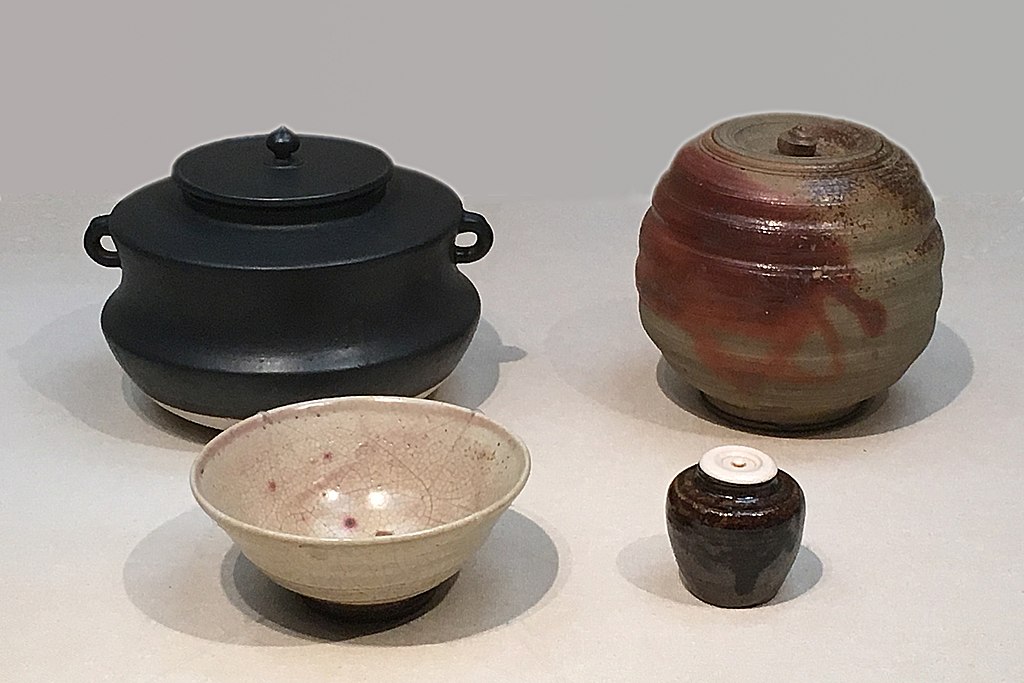 Varios utensilios de ceremonia de té. Nobunaga valoraba especialmente los cuencos de té de Raku, elevando el valor de los utensilios de té.