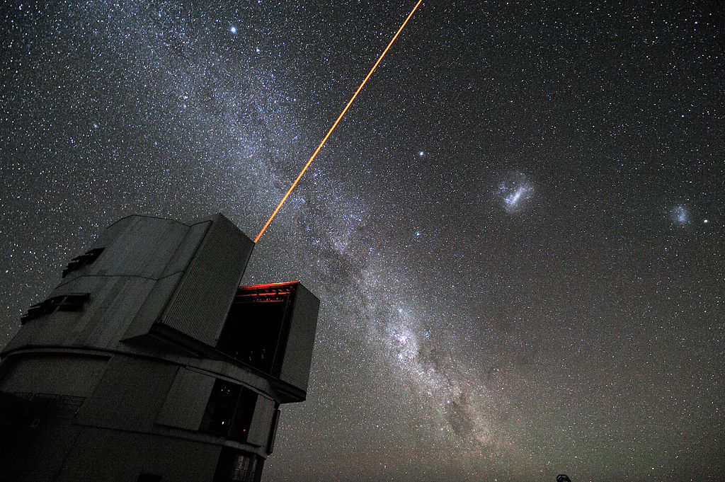 O telescópio Yepun do Very Large Telescope (VLT) no Deserto do Atacama, no Chile. Os avanços tecnológicos que começaram com o telescópio de Galileo tornaram possíveis tais telescópios gigantes modernos.