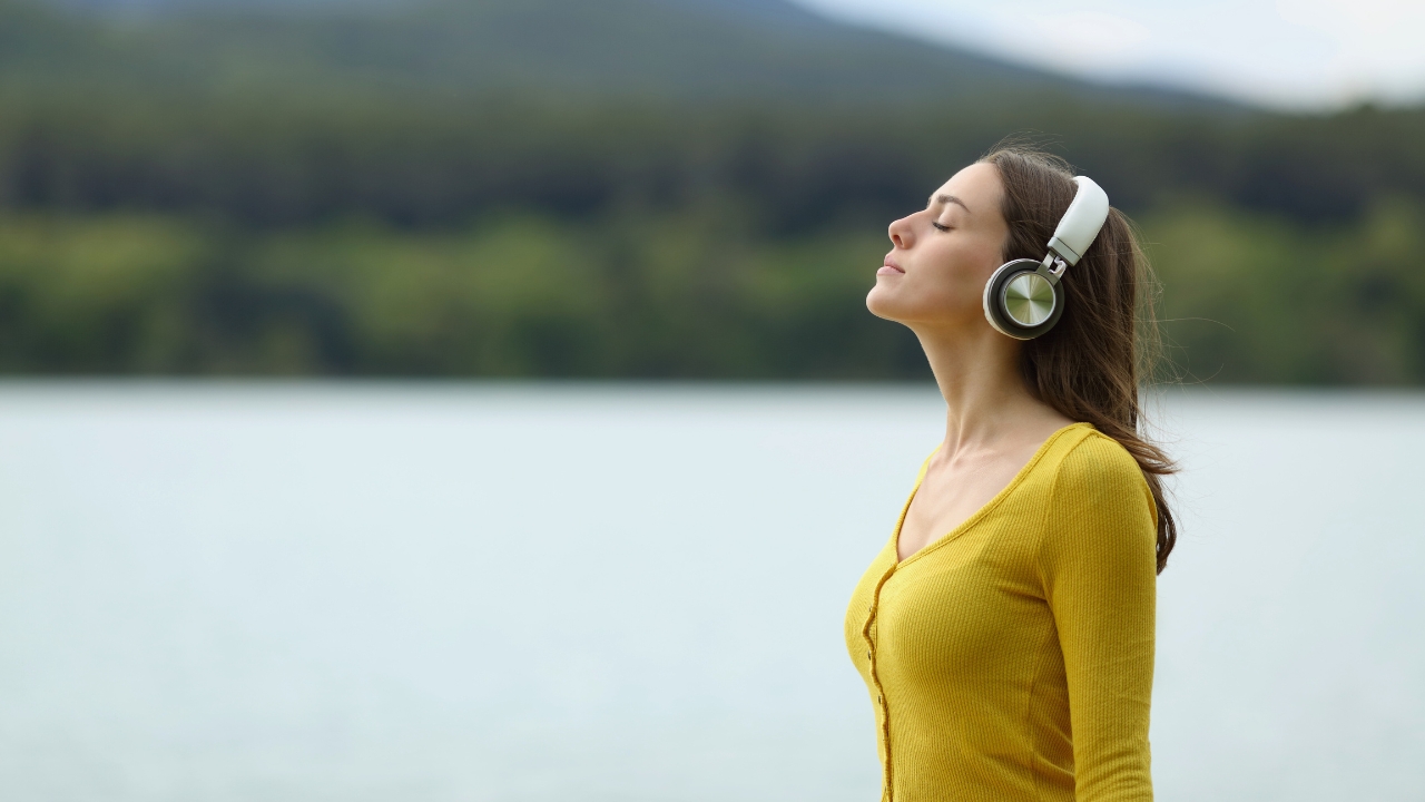 Una persona meditando mientras escucha una fuente de sonido de 40Hz. Este es un ejemplo de cómo incorporar 40Hz en la vida diaria.