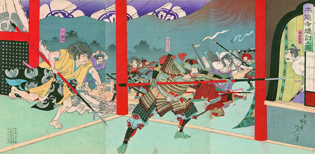 Une impression de l'ère Meiji représentant l'incident de Honnō-ji. Elle montre Nobunaga rencontrant sa fin au temple Honnō-ji. Selon la légende, même à ce moment, Nobunaga a refusé de se séparer de ses précieux ustensiles de thé. Cette impression exprime symboliquement la dualité de Nobunaga en tant que seigneur de guerre et homme de culture amoureux de la cérémonie du thé.