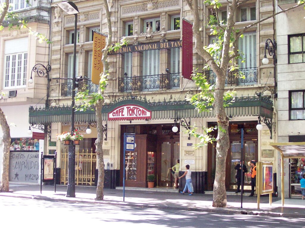 La apariencia actual del Café Tortoni, un prestigioso café parisino. Establecido en 1798, este café simbolizó la cultura de café parisino después de la era de Napoleón. En el siglo XIX, se convirtió en un centro social para figuras culturales como el novelista Stendhal y el poeta Alfred de Musset, floreciendo como uno de los centros de la vida intelectual francesa. Hoy en día, continúa evocando la cultura de café parisina, perpetuando su tradición.