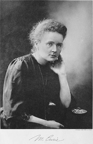 Marie Curie menerima Hadiah Nobel Kimia pada tahun 1911. Dia menjadi orang pertama yang memenangkan Hadiah Nobel di dua bidang berbeda.