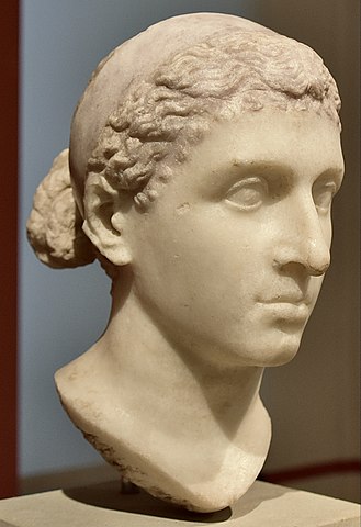 Buste Cleopatra VII. Kecantikannya dan kecerdikannya, dikombinasikan dengan strategi aromanya, menjadi alat diplomatik yang kuat.