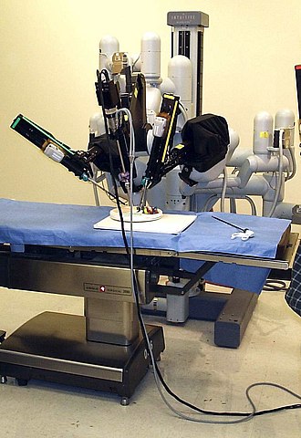 El moderno robot quirúrgico 'da Vinci'. Este dispositivo médico de vanguardia nombrado en honor a da Vinci continúa con su legado.