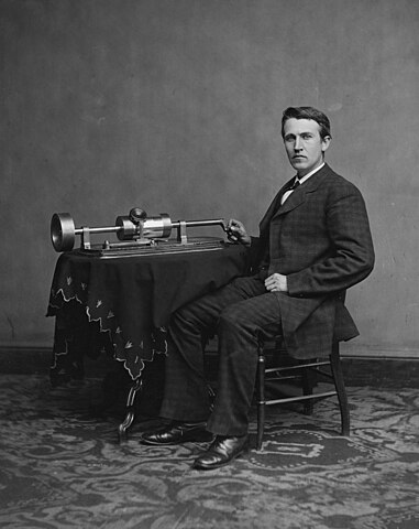 Edison mit seinem erfundenen Grammophon. Er produzierte das zweite Modell des Grammophons im April 1878 im Studio von Matthew Brady in Washington, D.C.