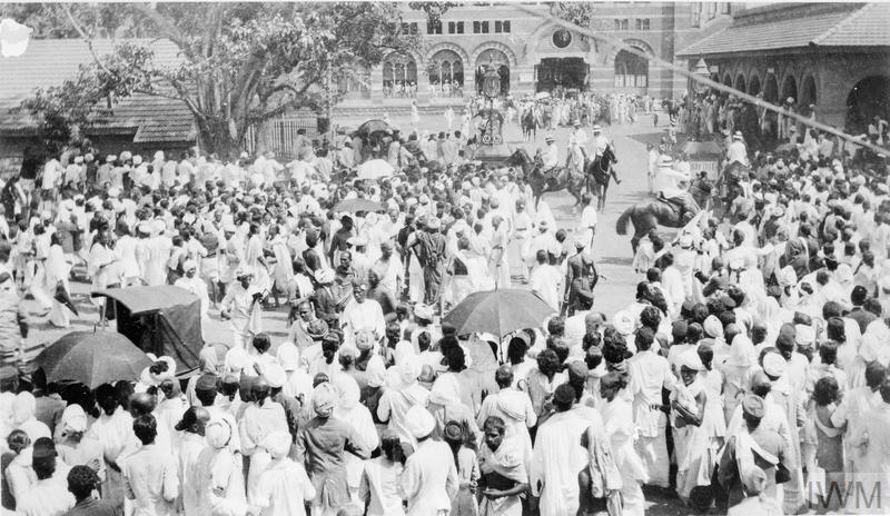 Des Boy Scouts indiens attendant l'arrivée de Bal Gangadhar Tilak, un leader du mouvement pour l'autonomie de l'Inde, à la gare centrale de Madras en 1917. À cette période, les jeunes commençaient à participer activement au mouvement d'indépendance. Des dirigeants comme Tilak ont posé les bases du mouvement Khadi que Gandhi allait promouvoir par la suite. © IWM