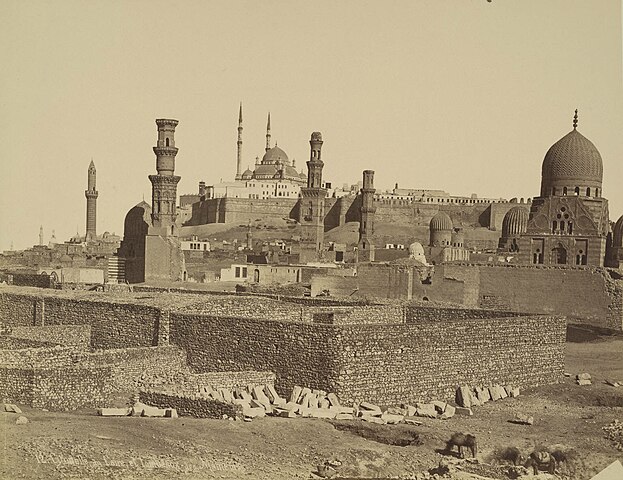 La Citadelle du Caire et la mosquée de Muhammad Ali à la fin du XIXe siècle. Muhammad Ali utilisa cette citadelle comme base pour promouvoir les réformes militaires et moderniser l'armée égyptienne. La mosquée qu'il a construite est devenue un symbole de son pouvoir et de son ambition.