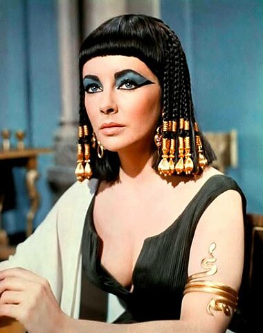 Elizabeth Taylor como Cleópatra no filme de 1963 - Práticas de beleza de Cleópatra revividas nos tempos modernos