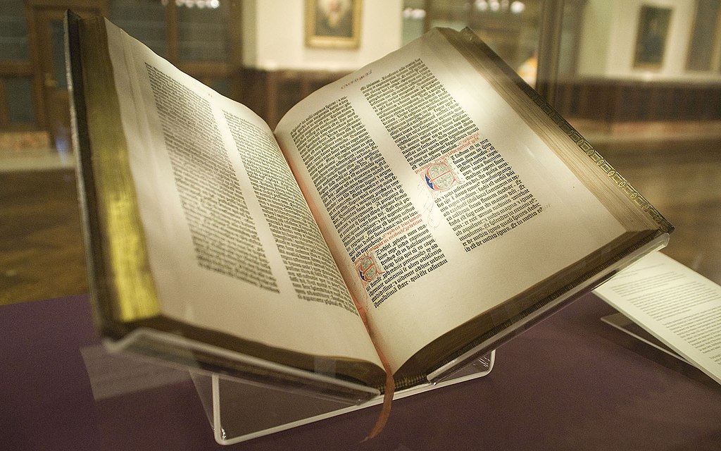 Die Gutenberg-Bibel, gehalten von der New York Public Library. Eines der ersten großangelegten Druckwerke, produziert um 1455.