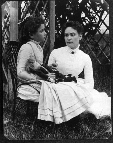 Anne Sullivan (derecha) enseñando a Helen Keller (izquierda). Fotografiada en julio de 1888.