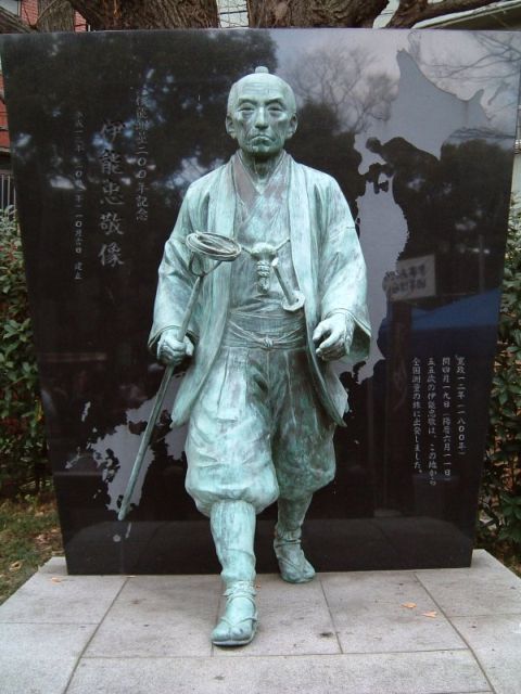 El legado de Ino Tadataka continúa en los tiempos modernos. Estatuas y monumentos erigidos en todo el país conmemoran sus logros.