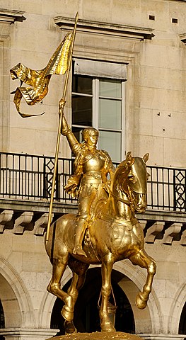 Patung berkuda Joan of Arc karya Emmanuel Frémiet di Paris. Dia masih dihormati sebagai pahlawan nasional hingga hari ini.