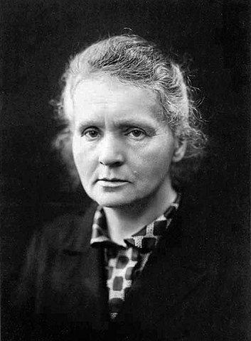 Marie Curie alrededor de 1920. Su mirada refleja su pasión y determinación por la ciencia.