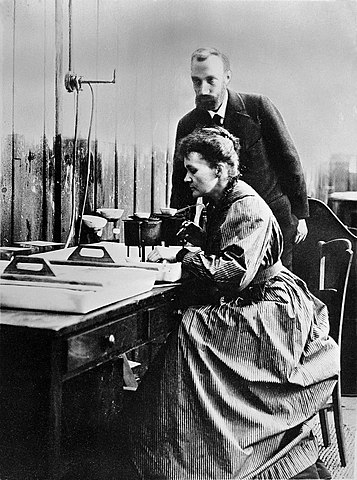 Marie y Pierre Curie trabajando juntos en su laboratorio. Su colaboración formó la base de descubrimientos científicos.