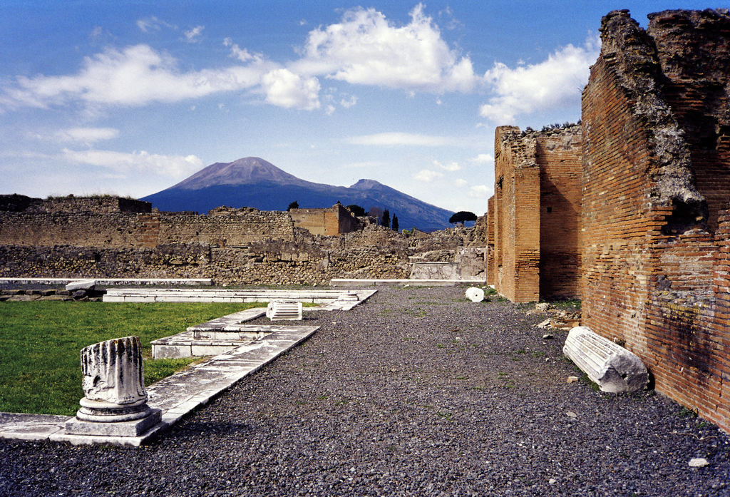 Modern view of Mount Vesuvius. Spartacus used the mountain's rugged terrain to secure his initial victories.