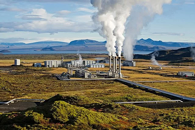 Das Nesjavellir-Geothermiekraftwerk in Island. Die Berge im Hintergrund zeugen von der vulkanischen Aktivität in der Region.